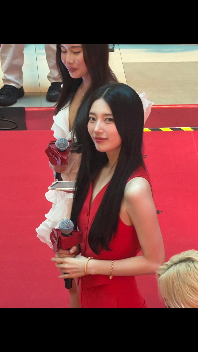 HyemySuz's tweet photo. "After saw her IRL yesterday she is less looking like herself in screen. IRL omg. She is like Ai doll!!! Im shuddered. Her features wow and her skin super duper pale. The camera tone down her real life skin tone. When i saw her like, wtf is that human?"
-someone who met Suzy- https://t.co/buUA626NQG