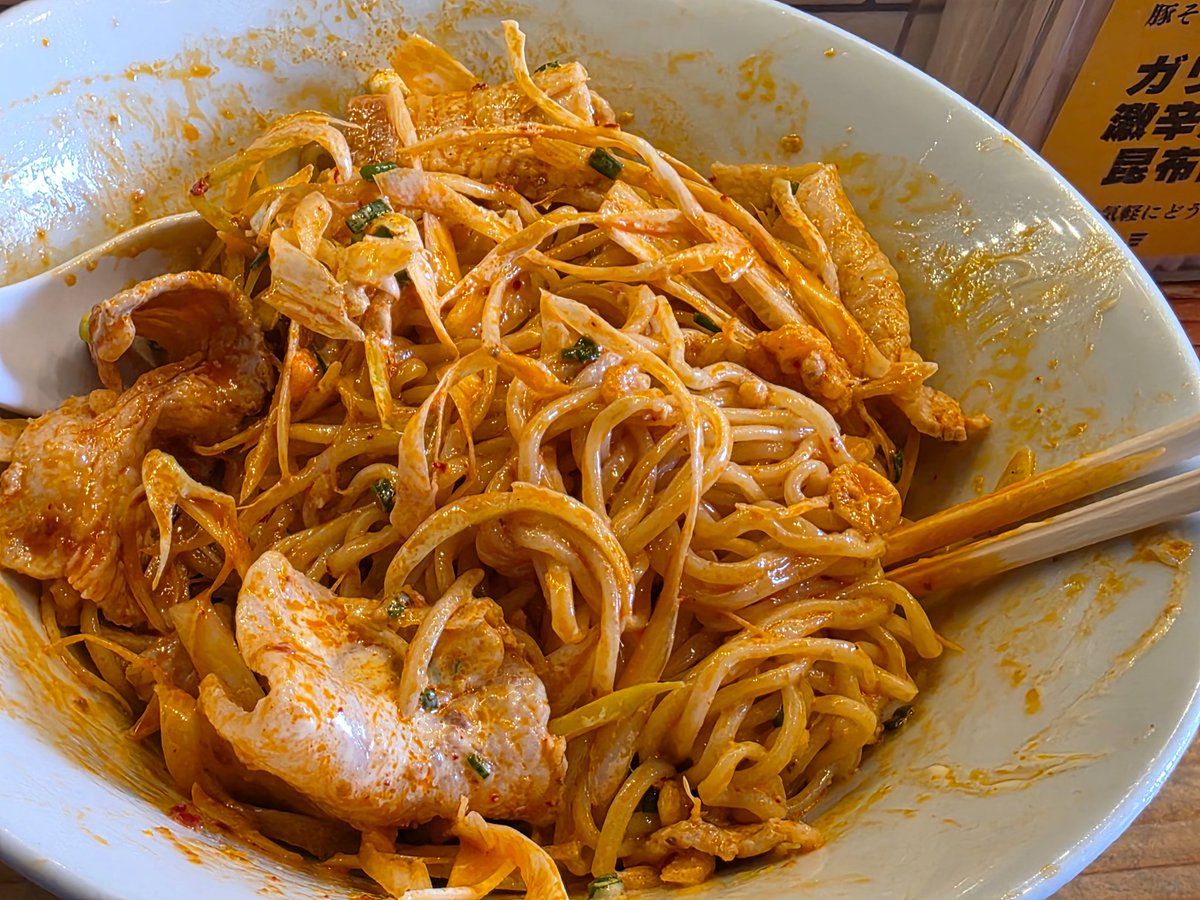 avilla_jasper's tweet photo. ラーメン三原色さんの今日からの限定
冷豚しゃぶ麻辣ダレ揚げ玉ザクザクそば（注文時は麻辣とかザクザクあたりでも通じるらしい）
麻よりは辣が効いてるほうで、しっかり辛め(*´ω｀*)ネギを豚で巻いて食べるの好き🐷
スルッと食べ切るので、麺大盛、小ライス、ハイボールなど合わせるのも良いかも…🤔 https://t.co/31Vuctihrf