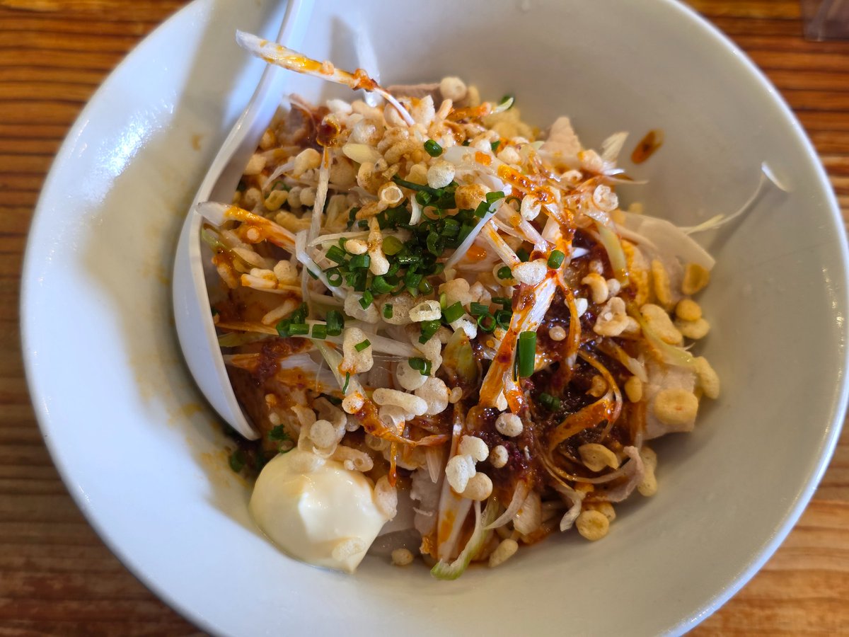 avilla_jasper's tweet photo. ラーメン三原色さんの今日からの限定
冷豚しゃぶ麻辣ダレ揚げ玉ザクザクそば（注文時は麻辣とかザクザクあたりでも通じるらしい）
麻よりは辣が効いてるほうで、しっかり辛め(*´ω｀*)ネギを豚で巻いて食べるの好き🐷
スルッと食べ切るので、麺大盛、小ライス、ハイボールなど合わせるのも良いかも…🤔 https://t.co/31Vuctihrf