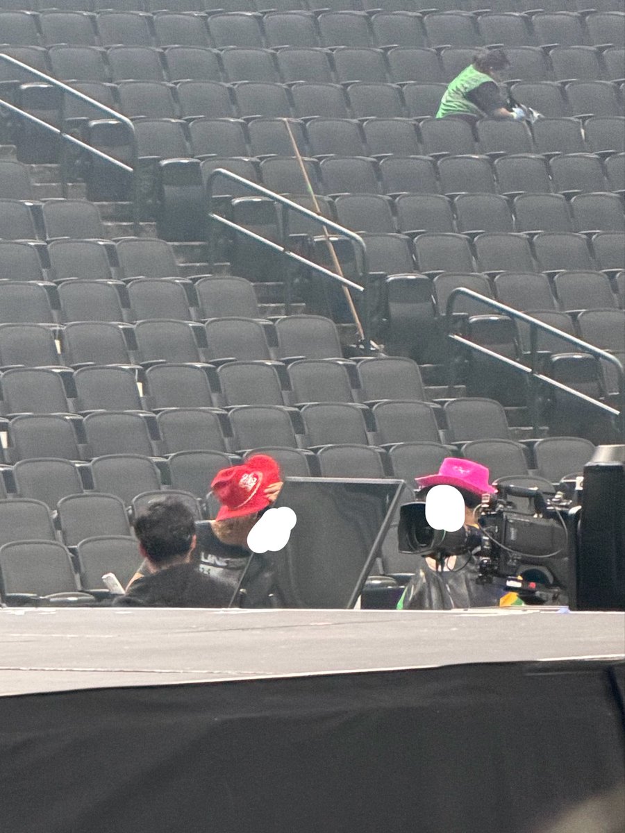 katsnoo's tweet photo. THE STAFF WEARING THE HATS THAT ENGENES THREW IM CRYINGGG https://t.co/YVpVNqn6Ox