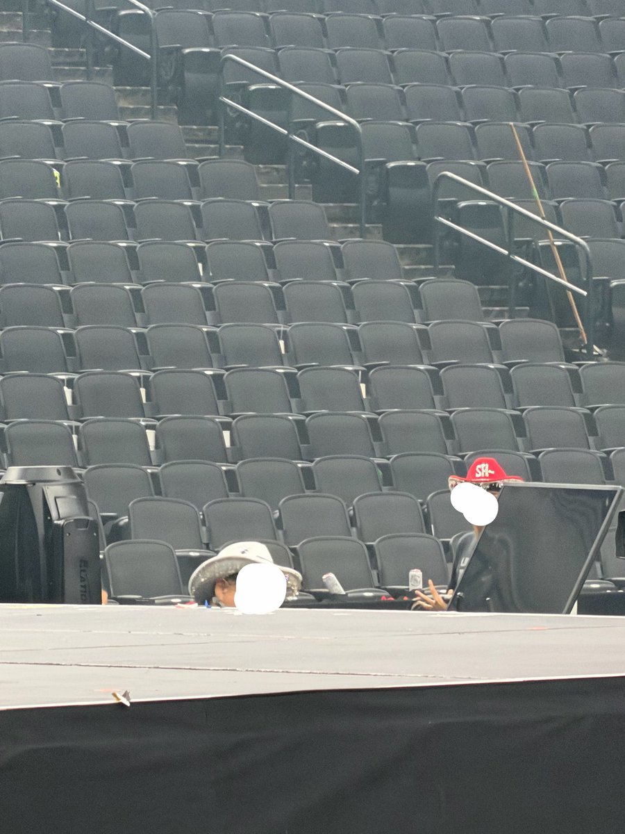 katsnoo's tweet photo. THE STAFF WEARING THE HATS THAT ENGENES THREW IM CRYINGGG https://t.co/YVpVNqn6Ox
