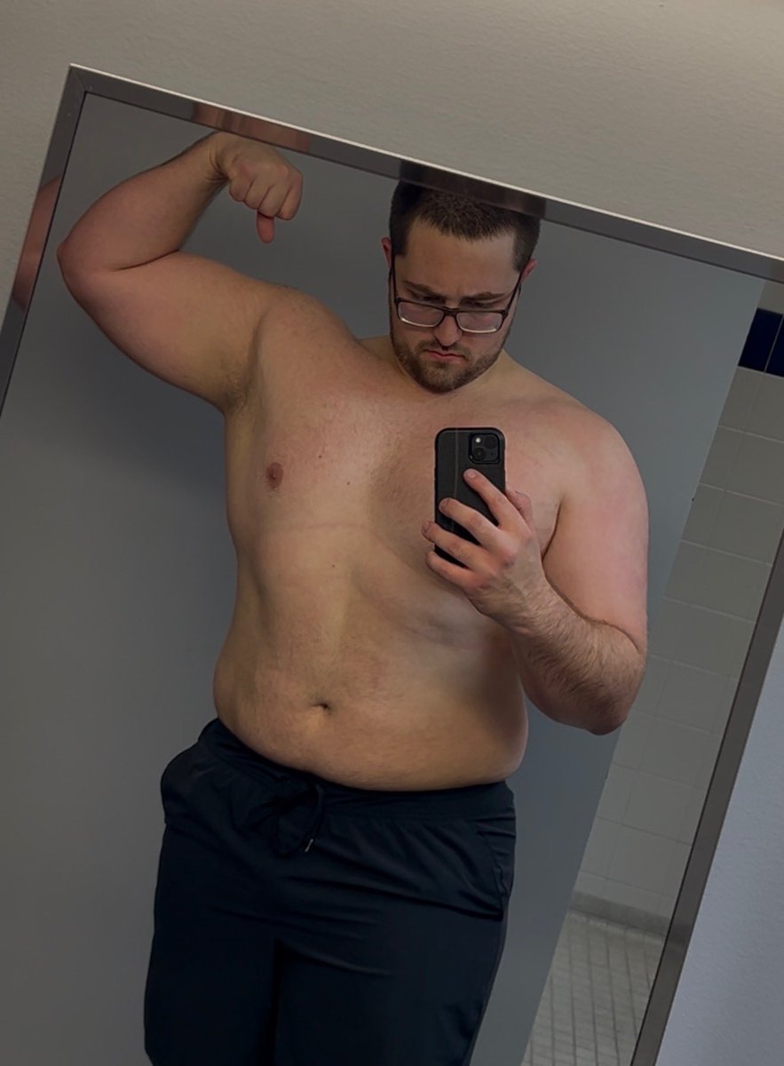 CaelKaleCael's tweet photo. I dropped a 30lb weight on my foot 🤕| #gym #upperbody #liftingboy #gymselfie #gaygym #powerlifting #beefy https://t.co/EjeQMQMJq3