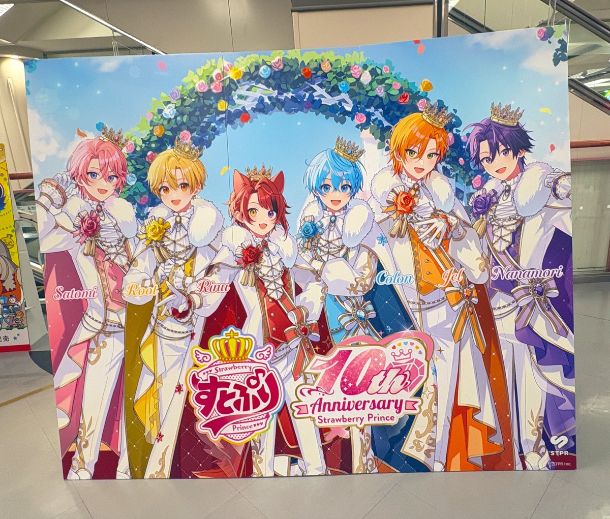 a_cya109's tweet photo. アリオですとぷりのPOPUP！
他のグッズはライブ行く時に買いたいからとりあえずペンラとシール買っちゃった！
早く8月にならないかなぁ〜。
 #すとぷりPOPUP
 #すとぷり https://t.co/E7WEULjYgA
