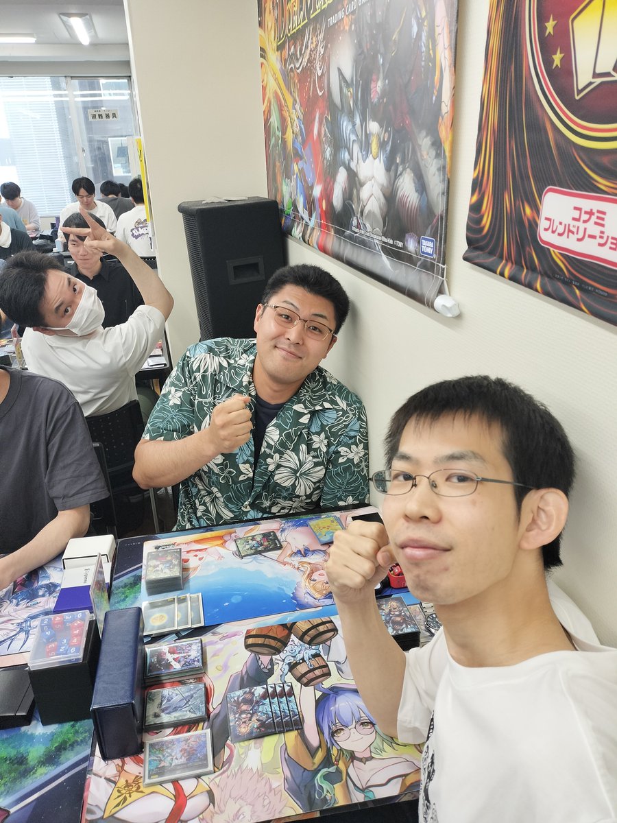 Sapporo_SVE's tweet photo. ／
📢7/18 ブックオフ札幌南2条店連結CS 前半戦全勝卓
＼

前半戦の3-0の選手が決定！

ヨーヨー(ビショップ) vs 信者(ロイヤル)

優勝目指してバトル、シャドウバース✊️ https://t.co/zPLmUhDLZZ