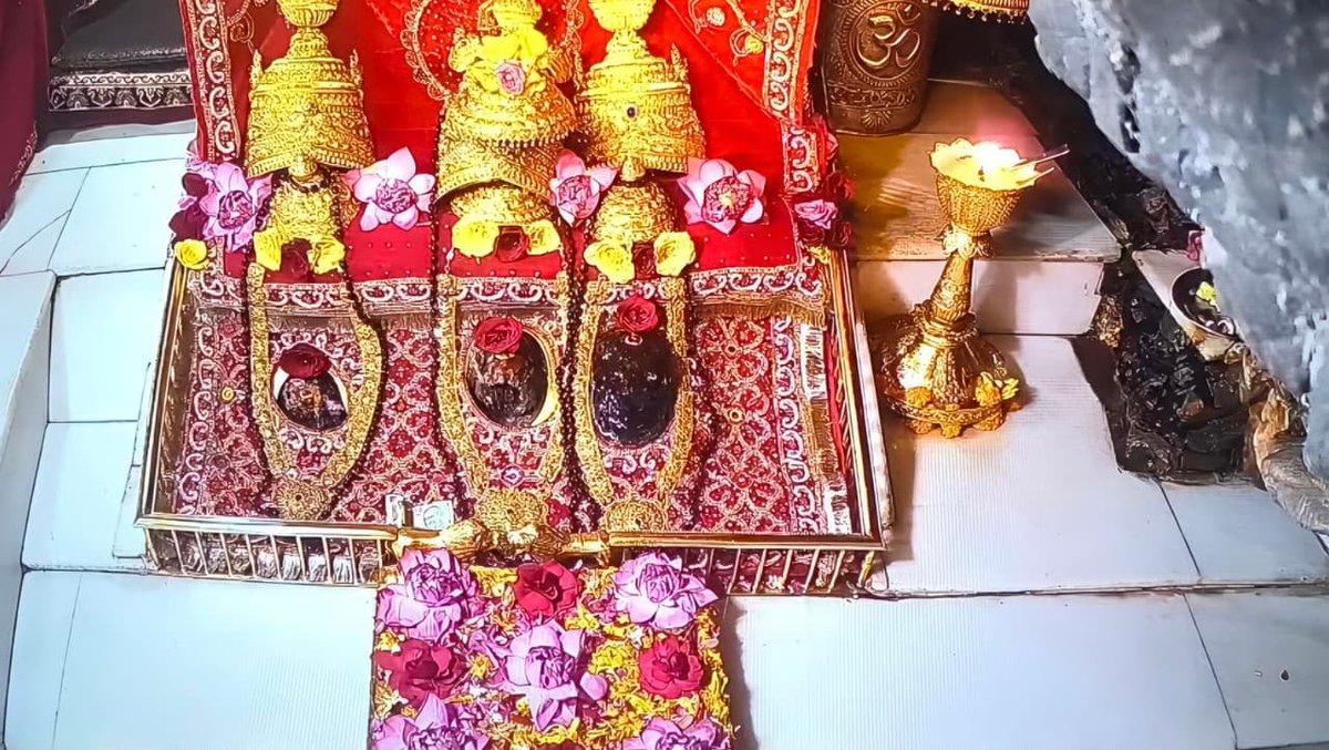 DrVikasPadha's tweet photo. 🌹 🙏 माँ वैष्णो रानी जी के आज प्रातः के अलौकिक पिंडी स्वरूप दर्शन 🌸🌹🙏

🔔  आपका दिन मंगलमय हो 🔔
🚩💐  #जय_माता_दी  💐🚩 https://t.co/TYIJO4Q1d9