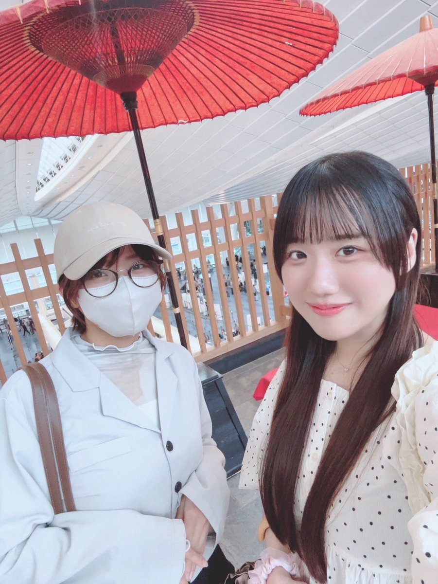 sakupon_exit's tweet photo. 女王ステを観劇した時に偶然
りおんちゃん(@rion_sakurano )に会い、

会場から近かったので、羽田空港に行って飛行機を見るという趣味に付き合ってもらいました✈️

3枚目はグランドスタッフさんみたいにキリッとしてみたんだって☺️ｶﾜｲｲ https://t.co/CRw4Ffv7g4