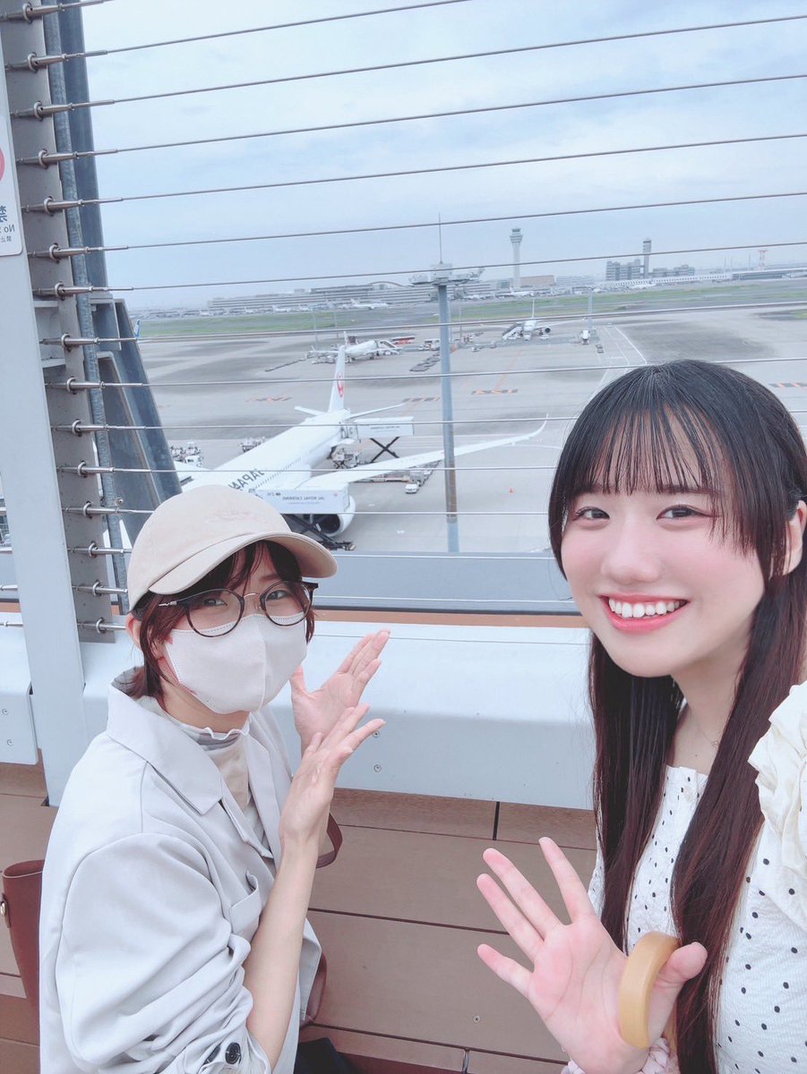 sakupon_exit's tweet photo. 女王ステを観劇した時に偶然
りおんちゃん(@rion_sakurano )に会い、

会場から近かったので、羽田空港に行って飛行機を見るという趣味に付き合ってもらいました✈️

3枚目はグランドスタッフさんみたいにキリッとしてみたんだって☺️ｶﾜｲｲ https://t.co/CRw4Ffv7g4