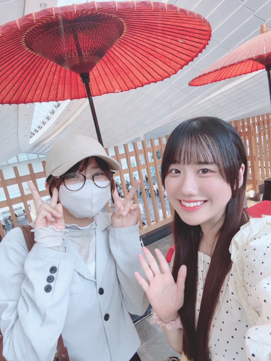 sakupon_exit's tweet photo. 女王ステを観劇した時に偶然
りおんちゃん(@rion_sakurano )に会い、

会場から近かったので、羽田空港に行って飛行機を見るという趣味に付き合ってもらいました✈️

3枚目はグランドスタッフさんみたいにキリッとしてみたんだって☺️ｶﾜｲｲ https://t.co/CRw4Ffv7g4