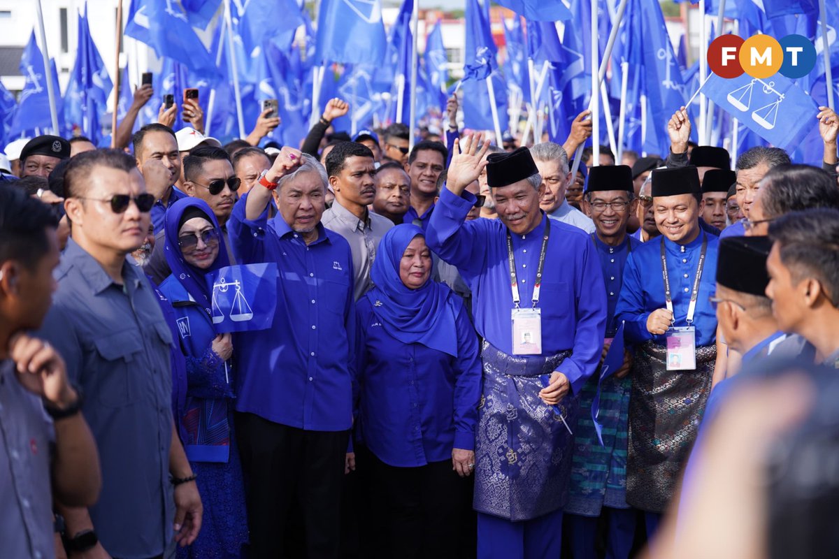 fmtoday's tweet photo. #FMTLens The Negeri Sembilan state election campaign officially kicked off today with the nomination of candidates. Pakatan Harapan is contesting all 36 seats up for grabs while Barisan Nasional and Perikatan Nasional have formed a pact for the state polls.

#PRNNegeri9 

📷 : Moganraj Villavan, Bani Jamian & Fauzi Yunus

(1/2)