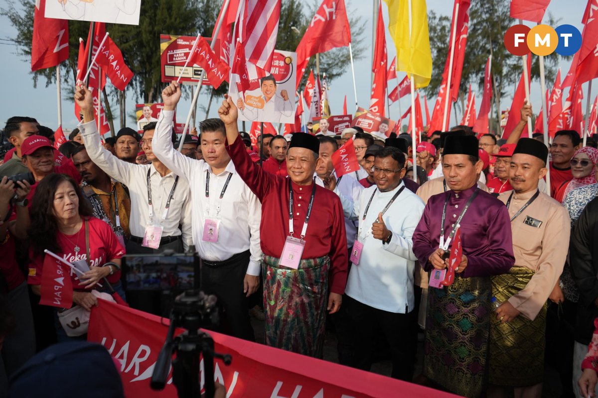 fmtoday's tweet photo. #FMTLens The Negeri Sembilan state election campaign officially kicked off today with the nomination of candidates. Pakatan Harapan is contesting all 36 seats up for grabs while Barisan Nasional and Perikatan Nasional have formed a pact for the state polls.

#PRNNegeri9 

📷 : Moganraj Villavan, Bani Jamian & Fauzi Yunus

(1/2)