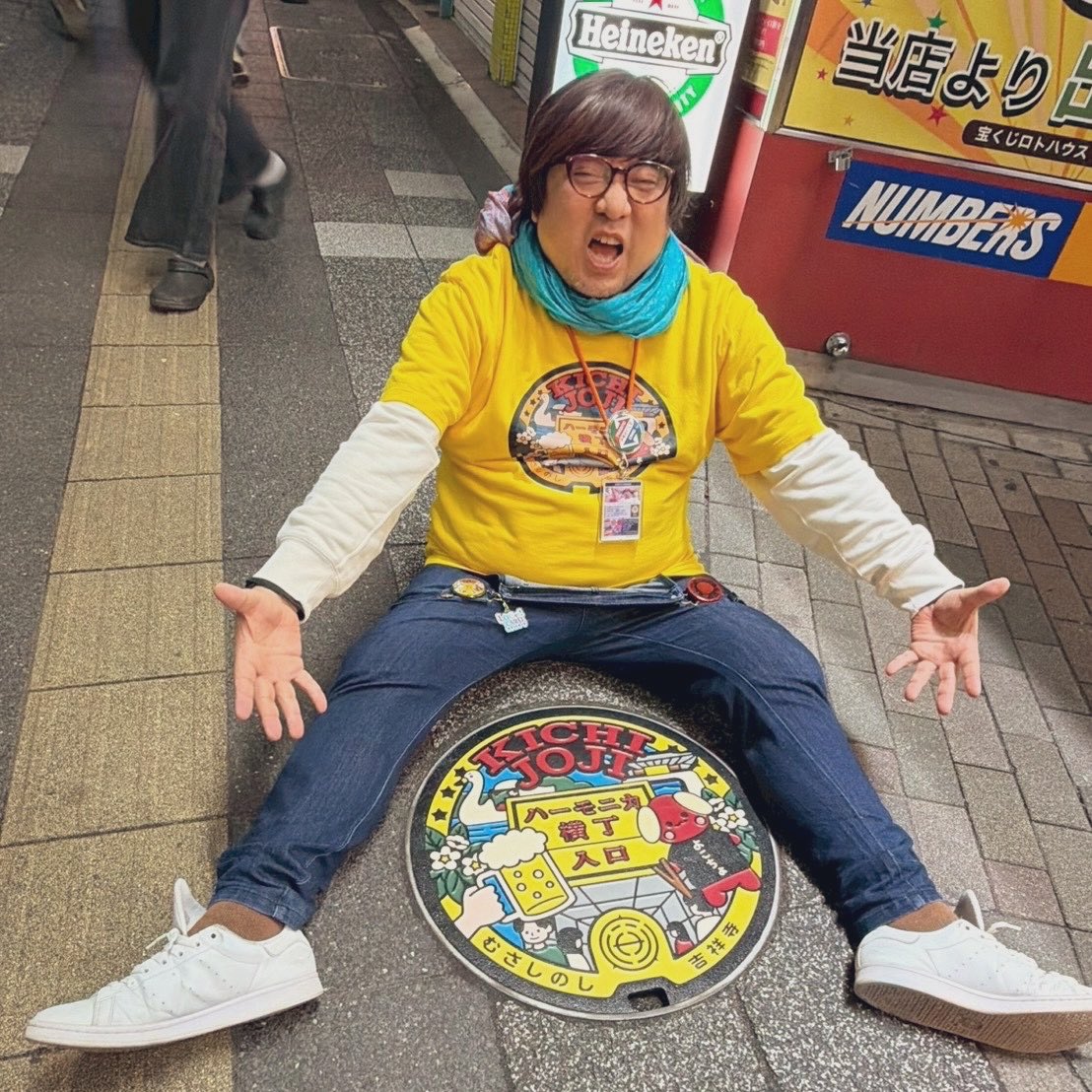 Hideto_Yamada's tweet photo. #ロゲットカード #マンホールカード
#ワーコレ #トレプロ

昨日開催されたマンホール蓋の祭典「#マンホールアワード」で「ハーモニカ横丁80周年記念マンホール蓋」が表彰されたとのこと🏆✨

ありがとうございました😊

この蓋のデザインは昨年、一番多忙な時期に大病をしてしまった中で文字通り命を削って下絵を描くところからデザイナーと共に生み出したもの✍️♪

はじめて自分でデザインから創作したマンホール蓋ですので素敵な想い出となりました✨

皆様に愛される蓋となったのは制作やイベントに関わった全ての方の想いが込められているからだと思っています！

また、この蓋は弊社のコンテンツミックスによる「集客」「周遊」「滞在」を意識した『経済効果ある地域活性化策』のモデル企画でもあります。

今後も全国の自治体様や企業様と共にマンホール蓋、ご当地カード、ご当地グッズを活用した地域活性化策を展開をしていく予定ですので、これからも応援よろしくお願いします✨

最後になりますが
本80周年記念マンホール蓋企画に携わった朝日通り商店会様、武蔵野市様、NISHIMURA PROJECT様、マンホールメーカー様、マンホールデザイナー様、工事業者様、そして、マンホールアワードの関係者様、投票してくださったマンホーラーの皆様、いつも私を支え共に進んでくれているロゲッターの皆様、本当にありがとうございました🙇‍♂️

心より、感謝しております🙏✨

山ぴぃ