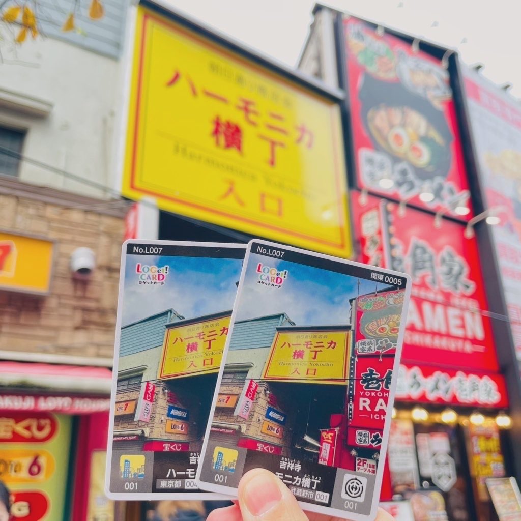 Hideto_Yamada's tweet photo. #ロゲットカード #マンホールカード
#ワーコレ #トレプロ

昨日開催されたマンホール蓋の祭典「#マンホールアワード」で「ハーモニカ横丁80周年記念マンホール蓋」が表彰されたとのこと🏆✨

ありがとうございました😊

この蓋のデザインは昨年、一番多忙な時期に大病をしてしまった中で文字通り命を削って下絵を描くところからデザイナーと共に生み出したもの✍️♪

はじめて自分でデザインから創作したマンホール蓋ですので素敵な想い出となりました✨

皆様に愛される蓋となったのは制作やイベントに関わった全ての方の想いが込められているからだと思っています！

また、この蓋は弊社のコンテンツミックスによる「集客」「周遊」「滞在」を意識した『経済効果ある地域活性化策』のモデル企画でもあります。

今後も全国の自治体様や企業様と共にマンホール蓋、ご当地カード、ご当地グッズを活用した地域活性化策を展開をしていく予定ですので、これからも応援よろしくお願いします✨

最後になりますが
本80周年記念マンホール蓋企画に携わった朝日通り商店会様、武蔵野市様、NISHIMURA PROJECT様、マンホールメーカー様、マンホールデザイナー様、工事業者様、そして、マンホールアワードの関係者様、投票してくださったマンホーラーの皆様、いつも私を支え共に進んでくれているロゲッターの皆様、本当にありがとうございました🙇‍♂️

心より、感謝しております🙏✨

山ぴぃ