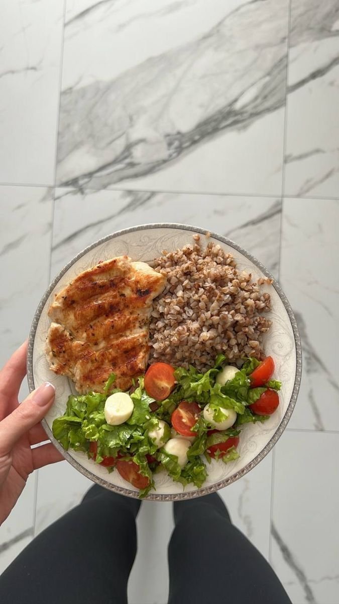 Hanjaeahh's tweet photo. Today in my life,
Preparing hubby breakfast.
Taaraaaaa~ menu sarapan for today,
Nasi tiwul + dada ayam pan + salad

Selamat mam suamiii @narajjangvvv 😚 https://t.co/c7i96iASZ7