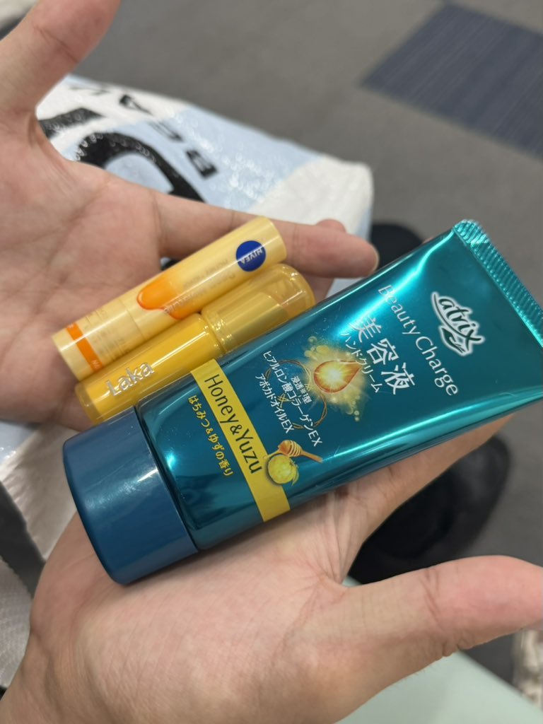rechi325's tweet photo. 美意識皆無ツイッタラー彼氏にリップ貸してって言ったらLAKAとNIVEA出てきてマジで了解 https://t.co/GJ5x8XsVZY