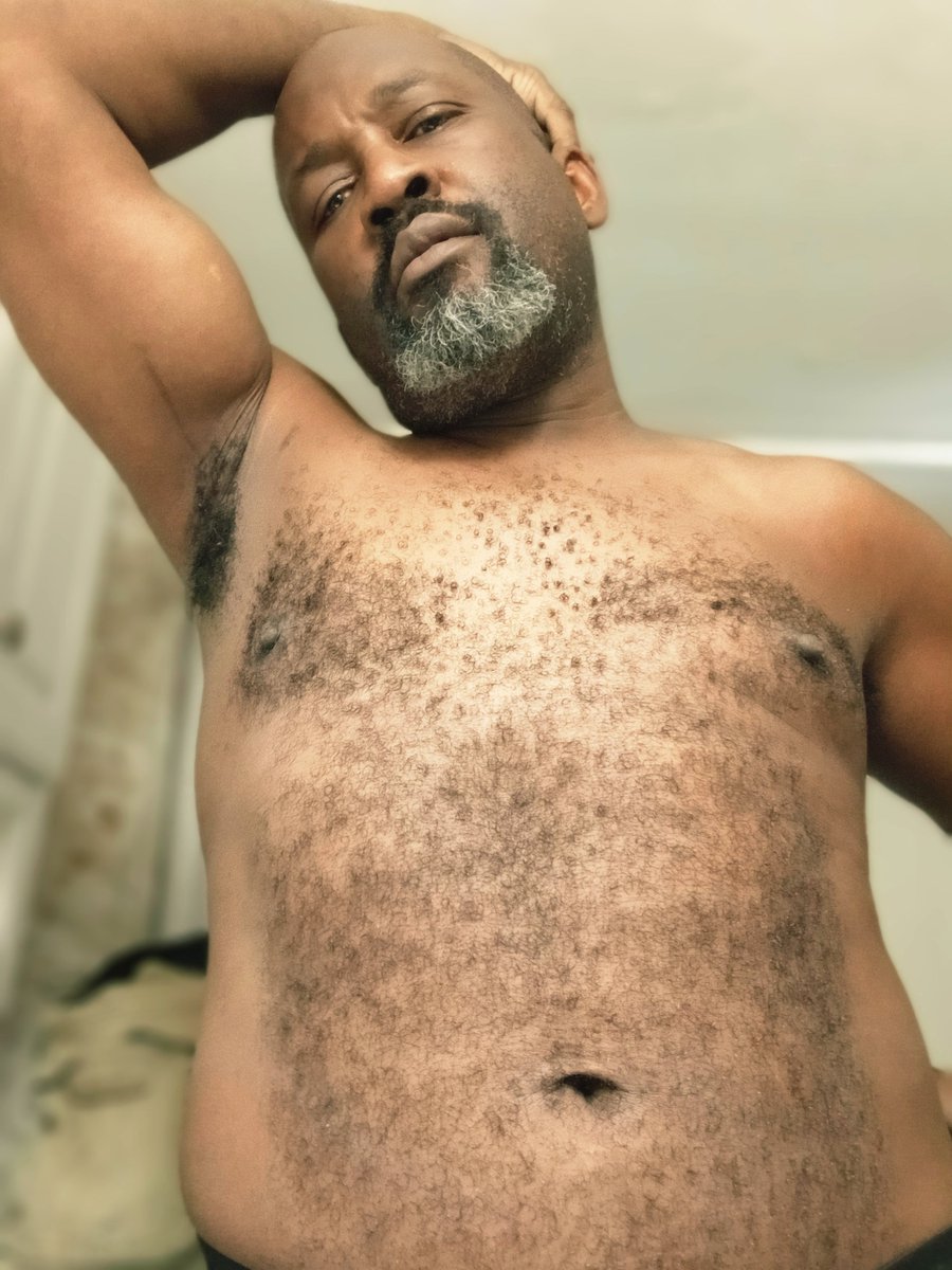 hairyfanboy's tweet photo. Nothing says the weekend more than a fresh shave and #fridayflex #immyownbarber #baldandbearded #bathroomselfie #progresspics #scruffygay https://t.co/BkPlFMfGSb