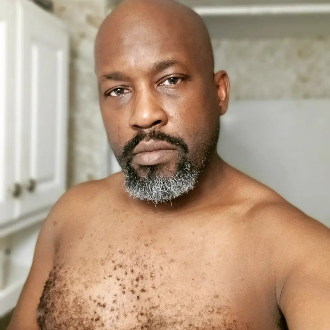 hairyfanboy's tweet photo. Nothing says the weekend more than a fresh shave and #fridayflex #immyownbarber #baldandbearded #bathroomselfie #progresspics #scruffygay https://t.co/BkPlFMfGSb