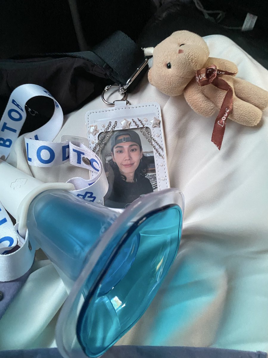 btobhvzel's tweet photo. never thought this day would come 💙 https://t.co/YB2qcGhGgW