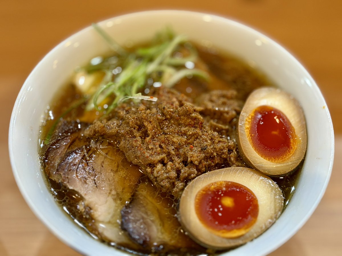 ask_mrk's tweet photo. ガモウスマイル
華麗なるらーめん
特製トッピング
卵かけご飯
アサヒマルエフ(中瓶)

辛さは控えめなスパイシーなカレーラーメン。
専用の細縮れ麺も拘りを感じますね。
残ったスープでいただく〆ご飯、めちゃくちゃ美味しかったです。 https://t.co/AbVACMUjt4