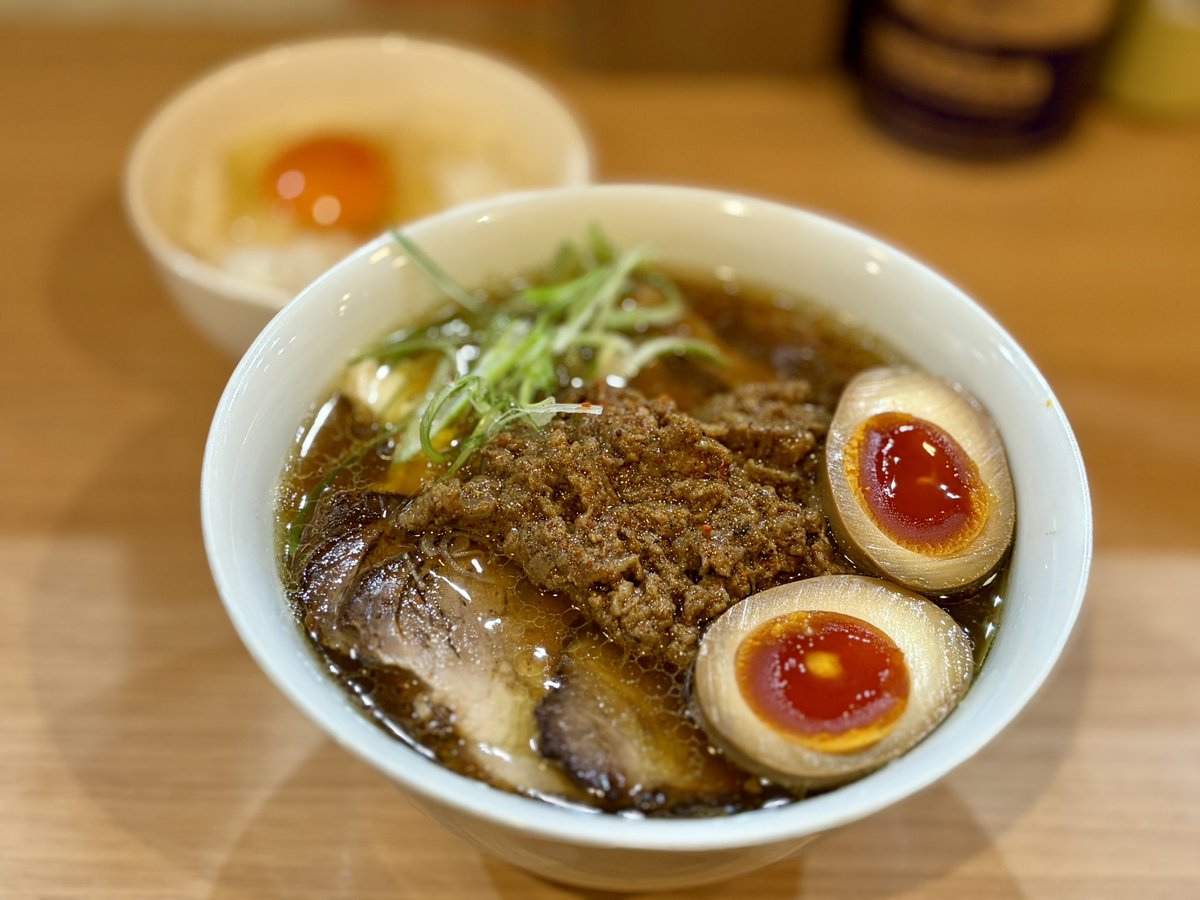 ask_mrk's tweet photo. ガモウスマイル
華麗なるらーめん
特製トッピング
卵かけご飯
アサヒマルエフ(中瓶)

辛さは控えめなスパイシーなカレーラーメン。
専用の細縮れ麺も拘りを感じますね。
残ったスープでいただく〆ご飯、めちゃくちゃ美味しかったです。 https://t.co/AbVACMUjt4