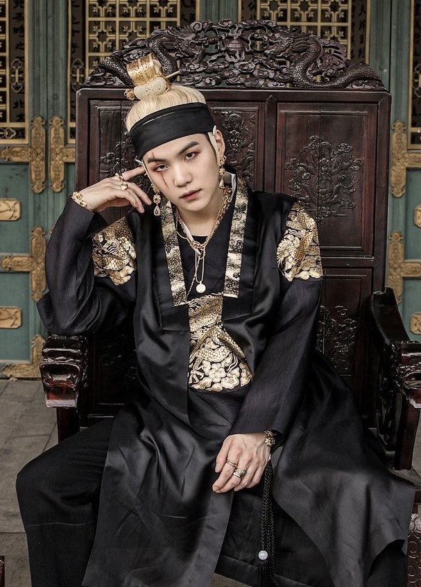 Curie94's tweet photo. yoongi woke up one day &amp; realized he was born to be a king &amp; started to dress like one 🔥 https://t.co/wE4VDPRlCZ
