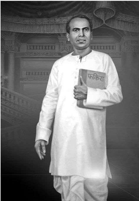 Awhadspeaks's tweet photo. जग बदल घालूनी घाव, सांगून गेले मज भिमराव..!

पृथ्वी ही नागाच्या फण्यावर तरली नसून, कष्टकरी व श्रमिकांच्या तळहातावर तरली आहे. असं ठणकावत मनामनात ��्रांतिची ठिणगी पेटविणारे, शोषितांच्या उत्थानासाठी आपले आयुष्य वाहणारे, साहित्य सम्राट अण्णाभाऊ साठे यांच्या स्मृतिदिनानिमित्त विनम्र अभिवादन..!