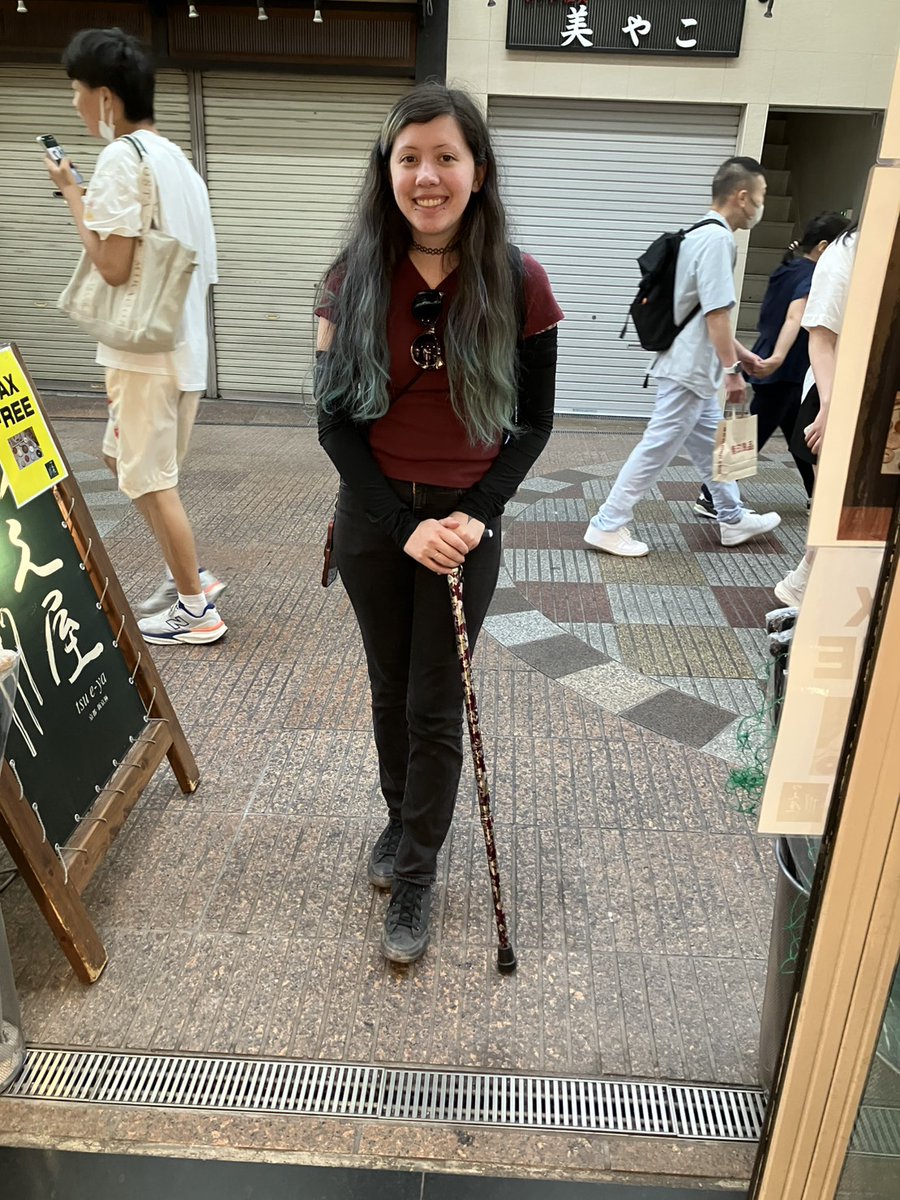 tsu_e_ya's tweet photo. ✨A customer from the U.S. recently picked our dark red floral-patterned cane! 🌸

We love welcoming visitors from all over the world! If you're exploring Kyoto, come visit Tsue-ya and find your perfect cane. 🦯

#Kyoto #Japan #Cane #WalkingStick #Tsueya https://t.co/N1IdLBp6bY