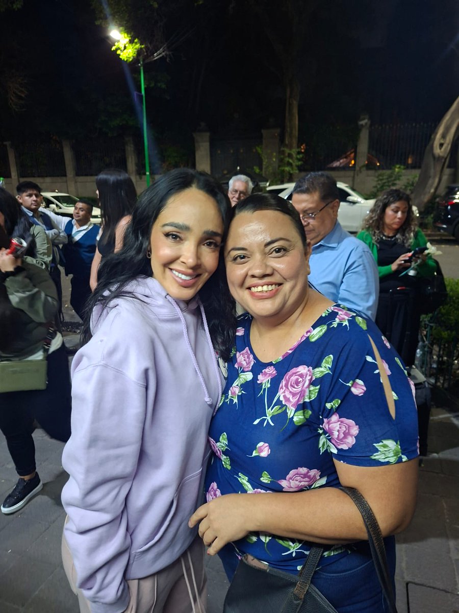 Darlenne0880's tweet photo. Como siempre firmes acompañando a la PATRONAAAA @manelyk_oficial 

Duela a quien le duelaaa la REYNA DE LOS REALITYS 

Las que les quita el hambre a muchos en Redes https://t.co/ezVa3l93T8