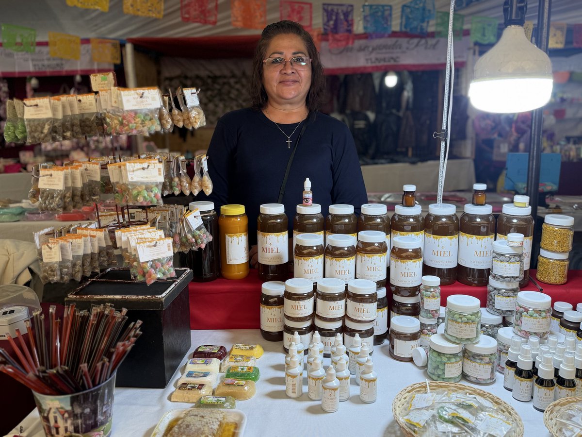 bereheca's tweet photo. Consumir local es fortalecer a Tláhuac.

La 2.ª Feria de Emprendimiento y Desarrollo Tláhuac 2026 es un espacio para impulsar a nuestras emprendedoras, emprendedores y negocios locales, generar vínculos y abrir nuevas oportunidades de crecimiento.

Todavía puedes visitarla hasta el domingo 19 de julio. Apoyemos el talento de nuestra gente y fortalezcamos la economía de nuestras familias.

Consume local. En Tláhuac, juntas y juntos lo estamos logrando.