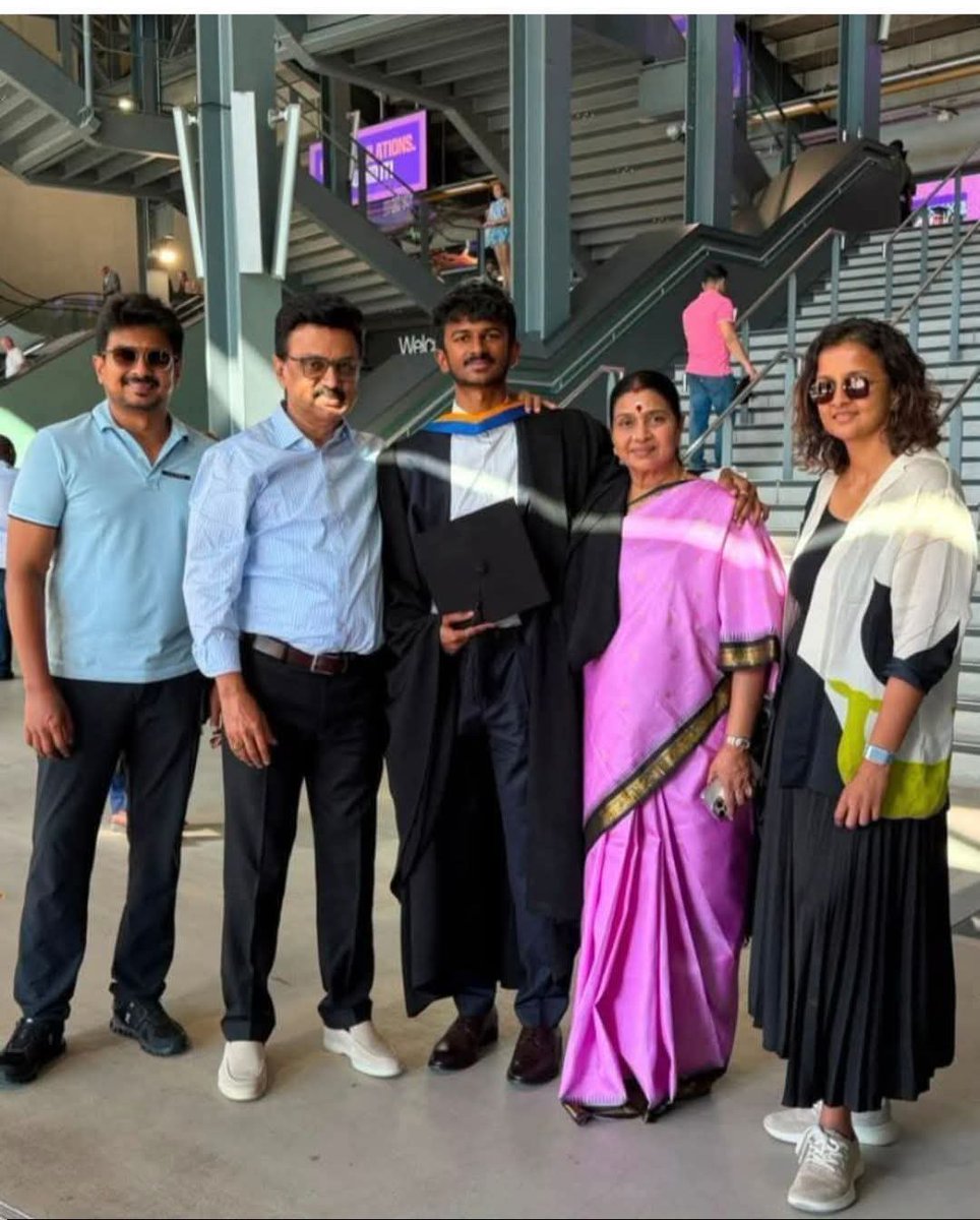dhasahna's tweet photo. கொத்துஸ் என்கின்ற அறிவுள்ள இளைஞர்களுக்கு ஒரு வேண்டுகோள் இதுபோன்று கேவலமான ரீல்ஸ் செய்யாமல் உங்க தந்தை தாய் தாத்தா பாட்டி சொல்லி இதே போல் உங்களை வெளிநாட்டிலோ பல நல்ல காலேஜ்  படிக்க வைக்க சொல்லுங்கள் @TVKWarriorsHQ @AadhavArjuna @BussyAnand @Vasisubha1 @heypriyanshere https://t.co/FWa0Hb6swu