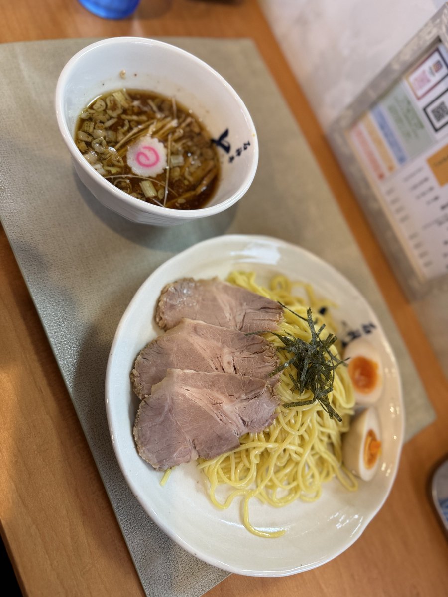 Mv6xKjW5Q067556's tweet photo. 本日､無性にこちらのつけ麺が食べたくなり約3年3ヶ月と20日ぶりに石神井公園の｢石神井とら｣さんに伺い“特製つけ麺(並盛)“を頂きました😆😆😆
動物系と魚介系が程よいバランスの甘辛酸っぱい美味しいつけ麺でしたよ☺️｡
次回は未食のらーめんを頂きにまた伺います🤗｡ https://t.co/60hyQNaZC8