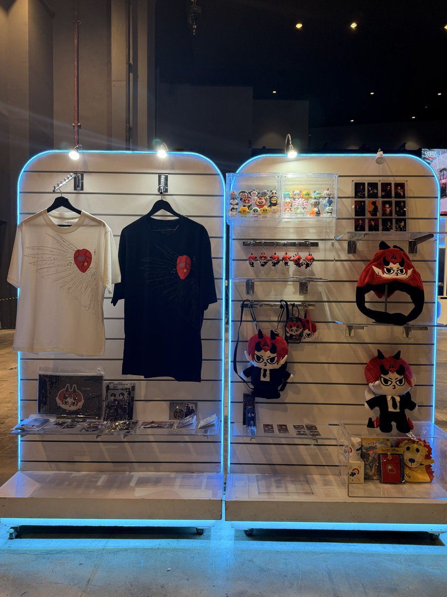 GmmtvShop's tweet photo. บรรยากาศบูธ GMMTV OFFICIAL MERCHANDISE ในงาน PERTH SANTA DEVIL'S KISS CONCERT อย่าลืมมาช้อปกันน้าทุกคน

GMMTV OFFICIAL MERCHANDISE BOOTH
18 - 19 JULY 2026
10:00 AM onwards
5th Fl., PARAGON HALL, SIAM PARAGON

#PerthSantaConcertD1
#GMMTV https://t.co/eDsvKkZAZ6