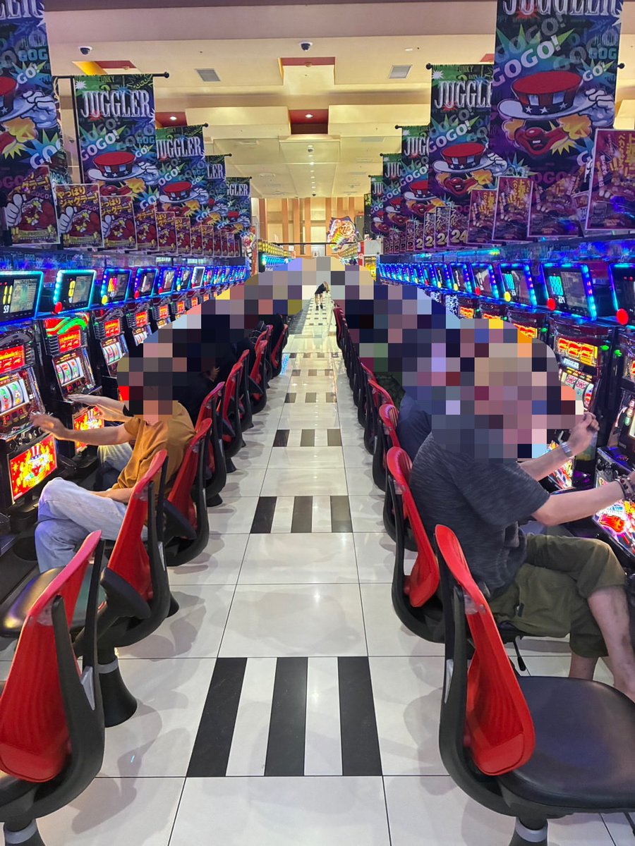 SLOT_MUSIC9's tweet photo. 7/18（土）
ジャンボマックス黒田店✨
『ヒカルの一挙両得👀👀👀👀』

12:25時点での店内状況を調査📝
店内は約230名のお客様が遊技中✨

Aタイプコーナーを中心に徐々に盛り上がってきております🔥

これからの盛り上がりにも期待ですね‼️

#PR #ヒカルの一挙両得 https://t.co/6iUQs83ZHf