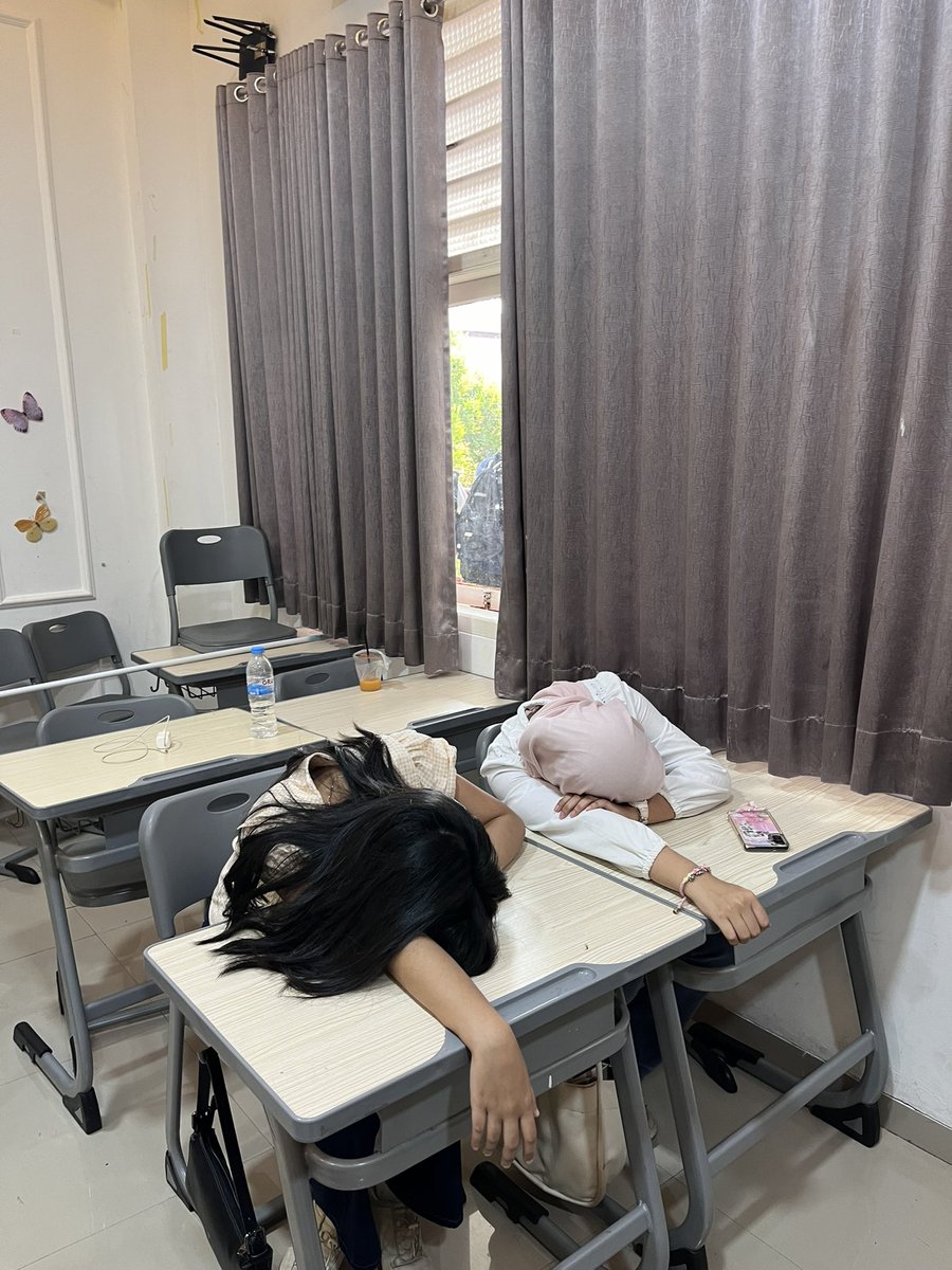 peacesalee's tweet photo. ini konsepnya belum bangun sampe ga pake seragam🤷‍♀️ https://t.co/FlnrGgEjMG