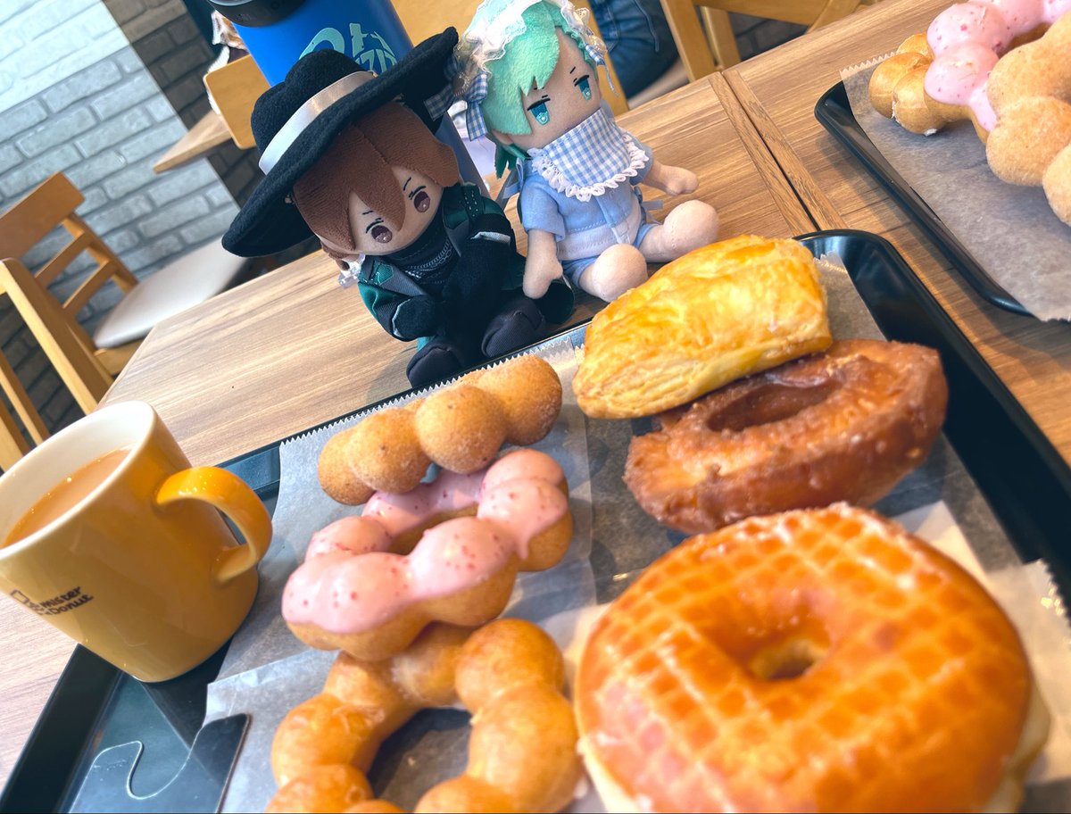 roi_Hamburg's tweet photo. ドーナツに釘付けの嶺二くんとどうでもよさそうな藍ちゃん🍼(バブ)食べ放題初めて行った❗️❗️❗️❗️ https://t.co/WoXs7ESq1v