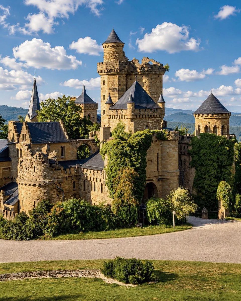 Earth38102's tweet photo. Löwenburg in the Bergpark Wilhelmshöhe https://t.co/ueaZJL834D