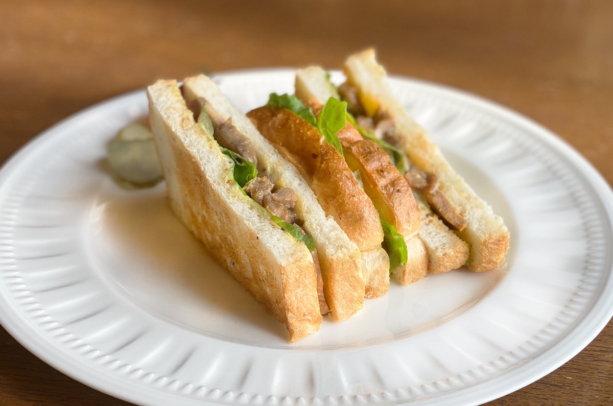 cha_darjeeling's tweet photo. 7/18
OPEN 11:00-20:00

三連休もゆるりとオープンしてます🫖
.
.
実はダージリン、軽食メニューもあるんです…！
こちらは根強いファンの多い「てりやきサンド」。
25種類以上の紅茶と、セットにもできますよ〜✨

#帯広 
#帯広観光 https://t.co/g6gOvoupfe