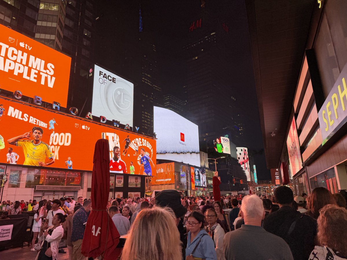 NewThinkTank's tweet photo. Broadway when all the shows purge at the same time. New York buzzes like a frenetic hive mind. The adrenaline soaked atmosphere made me feel alive. I love this city https://t.co/tXGAG9K8gf