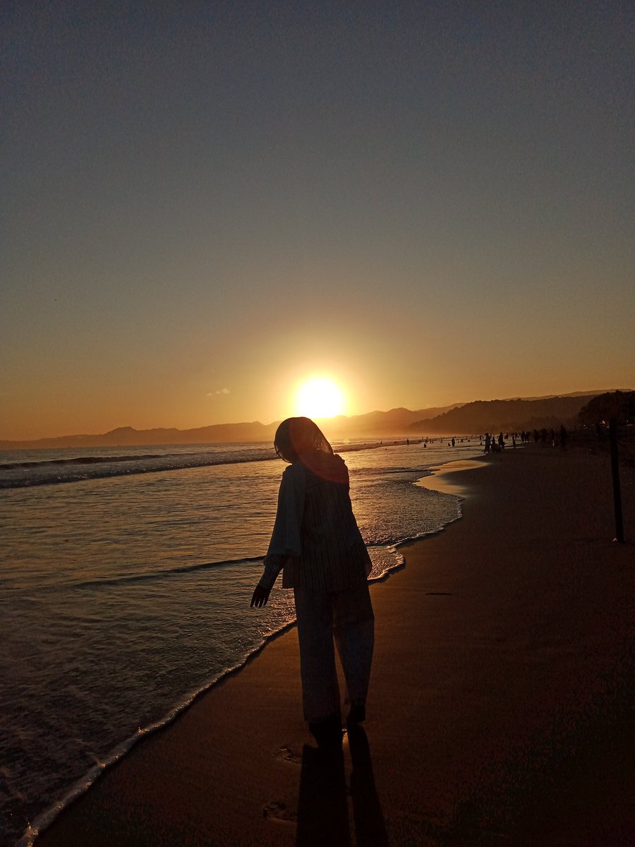 rysfadhhusnah's tweet photo. Sepenggal rindu yang dibungkus ketulusan senja, ku hanyunkan bersama ombak di sore itu.
Diharap tuan menemukan nya di tepi pantai sana dan tuan sadari rindu itu dengan jelas berasal dari siapa. 
#Beach #self #art #Wave https://t.co/y7VEDUgkG1