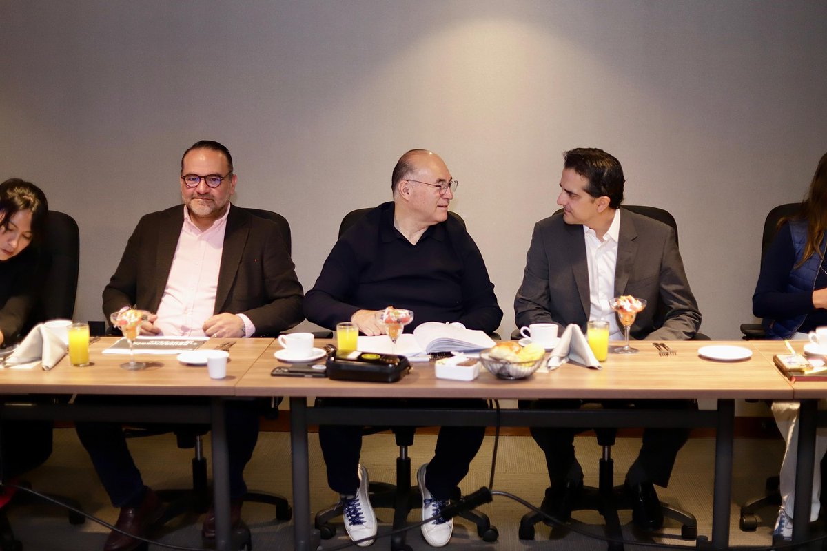 EF_Galindo's tweet photo. ¡Tenemos buenas noticias para San Luis Capital! 

Durante una reunión de trabajo con la Cámara Nacional de la Industria de Desarrollo y Promoción de Vivienda, anuncié la construcción de un nuevo acueducto en el norte de la ciudad, para reforzar el abasto de agua y reducir la dependencia de El Realito. 💧