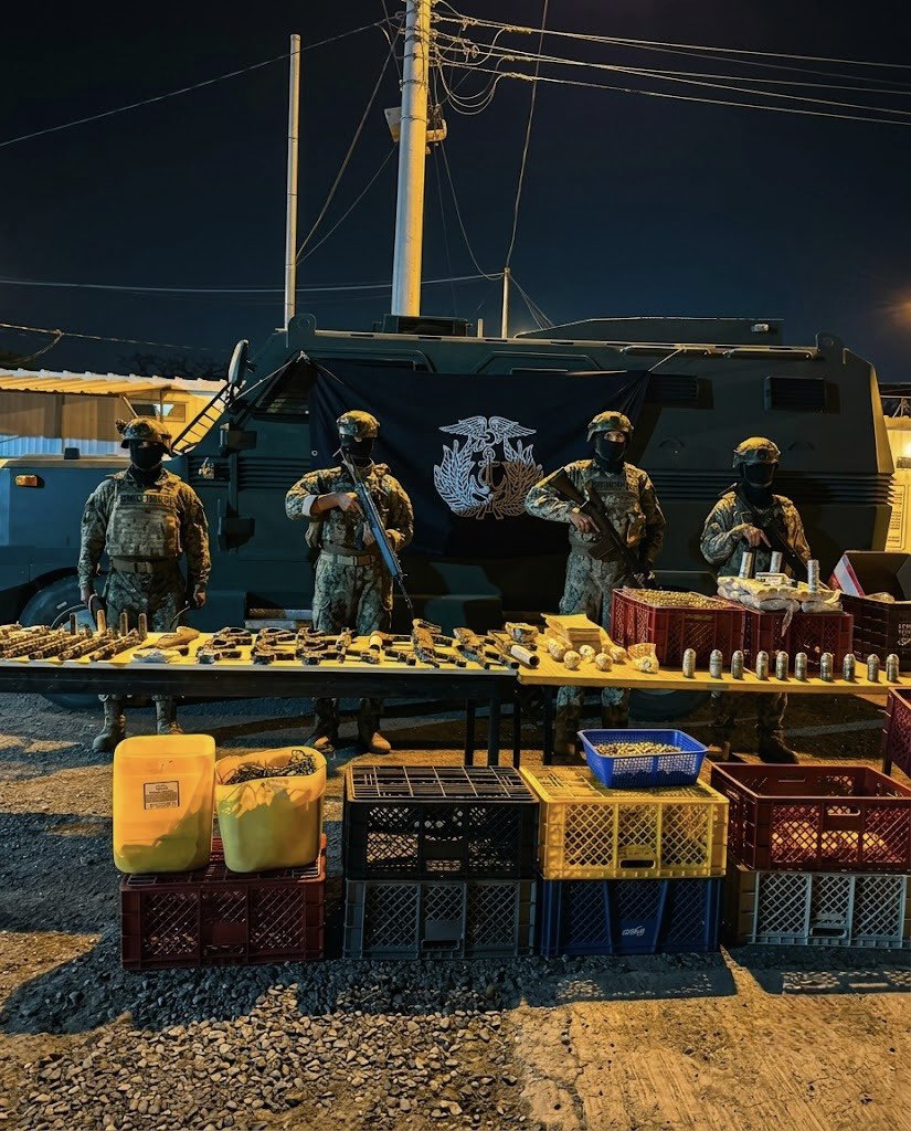 armada_ecuador's tweet photo. OPERACIÓN MILITAR DESCUBRE ARSENAL CLANDESTINO EN LA PENITENCIARÍA DEL LITORAL

#Guayaquil || La Armada del Ecuador, a través del Grupo de Tarea 100.71 “CONTROL GUAYAQUIL”, durante la ejecución de operaciones permanentes de control de armamento, municiones y explosivos en la Penitenciaría del Litoral, localizó un compartimiento clandestino oculto bajo una estructura de cemento, donde se encontraba almacenado gran cantidad de municiones, armas y explosivos que, por sus condiciones de conservación, se presume habría permanecido oculto durante un tiempo prolongado.

El hallazgo evidencia la importancia de las operaciones permanentes de control y vigilancia que ejecuta la Armada del Ecuador para fortalecer la seguridad y el orden al interior de los centros de privación de libertad. Todo el material será puesto a órdenes de las autoridades competentes para las investigaciones y pericias correspondientes.

Resultados de la operación:

* Más de 80 granadas de diferente tipo.
* Más de 12.000 municiones de diferentes calibres.
* 04 pistolas.
* 08 fusiles.
* 19 alimentadoras.
* 02 lanzagranadas artesanales.
* 01 escopeta.

Las Fuerzas Armadas reafirman su compromiso de continuar ejecutando operaciones permanentes para fortalecer la seguridad, el control y el orden en los centros de privación de libertad, contribuyendo a prevenir actividades ilícitas y garantizando la seguridad del Estado.

#YoSoyNaval
#SiempreARumbo
@DefensaEc 
@FFAAECUADOR