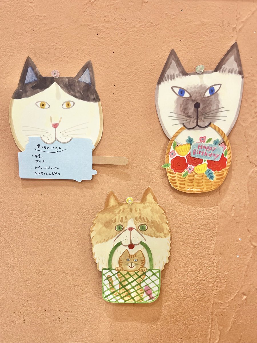 paper_message's tweet photo. 【new！うちの猫博vol.11 🐈くわえる猫のカード˙⋆✮】

猫ちゃんの口元に切り込みが入っているので、子猫入りバッグや一輪挿しを差し込むと実際に猫ちゃんがくわえている様に見えます🐱🌷

・くわえる猫のカード　￥495
・子猫入りバッグ　￥275

https://t.co/zGFEM5cPk8 https://t.co/jTx9cAuuK7