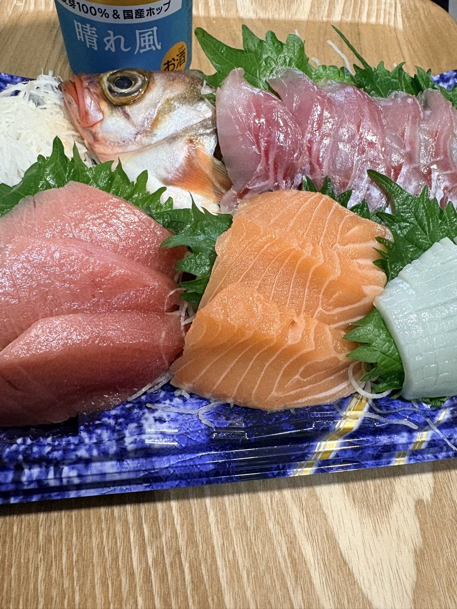 TenQ109T's tweet photo. 妻「昨日の昼に買ったの忘れてた」
私「夜に食べればよい」
妻「賞味期限が昨日まで☺️」
妻「お昼だけどビールあるよ？」
私「……」
妻「平気平気🥰」

今日は昼飲みして良い日らしいねぇ😅 https://t.co/6sZTJBDP9x