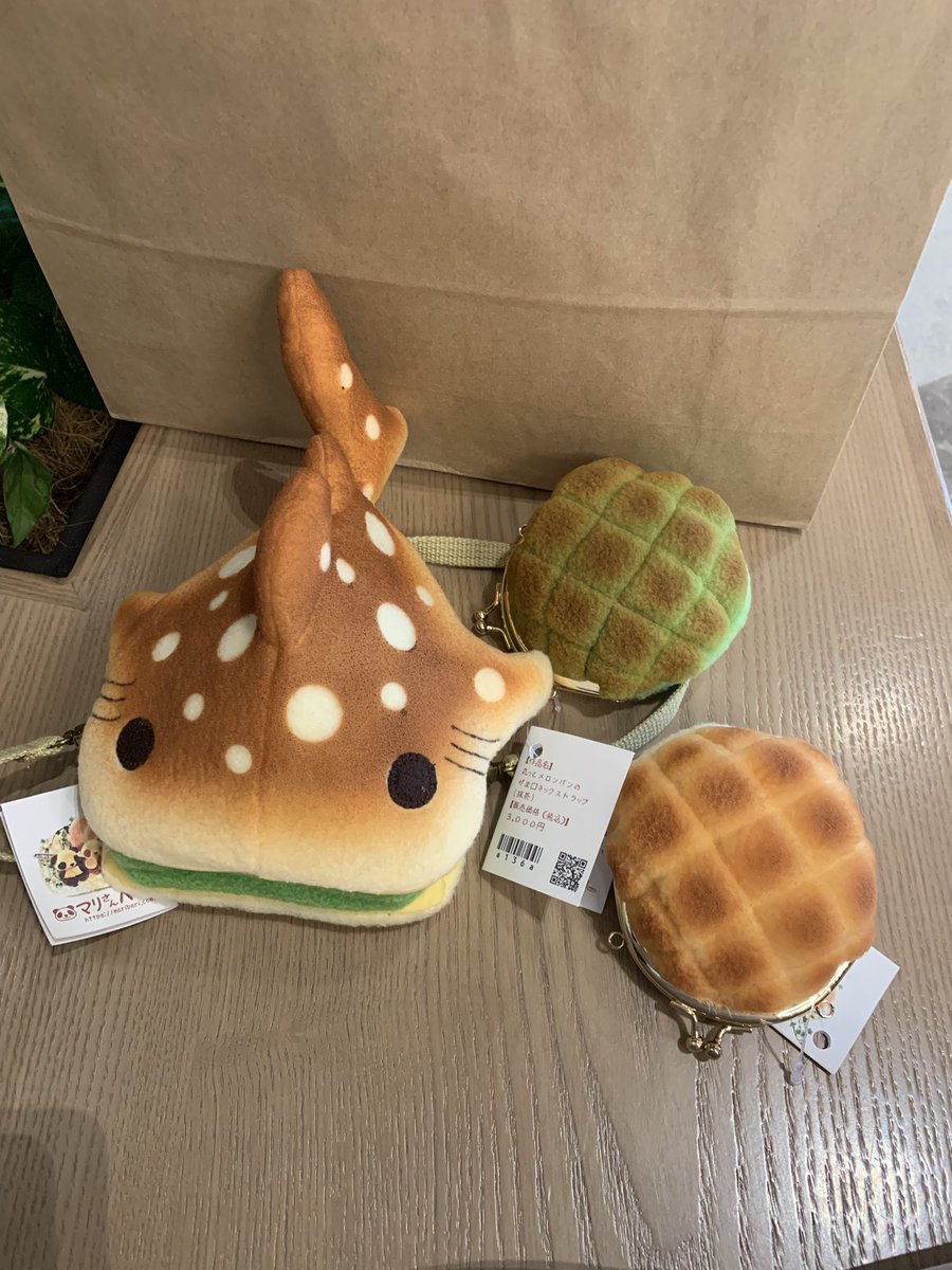 マリさんベーカリー( @marisan_bakery )でメロンパンとジンベエザメを