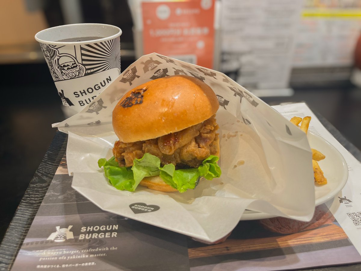 YuMat662's tweet photo. わざわざ金沢まで来て食べるお昼では絶対にない訳だが、

4年間富山にいて一度も行ったことがない
腹が限界を迎えていた

の諸条件を鑑み、本日のランチ🍔 https://t.co/I2yRmPXiPb