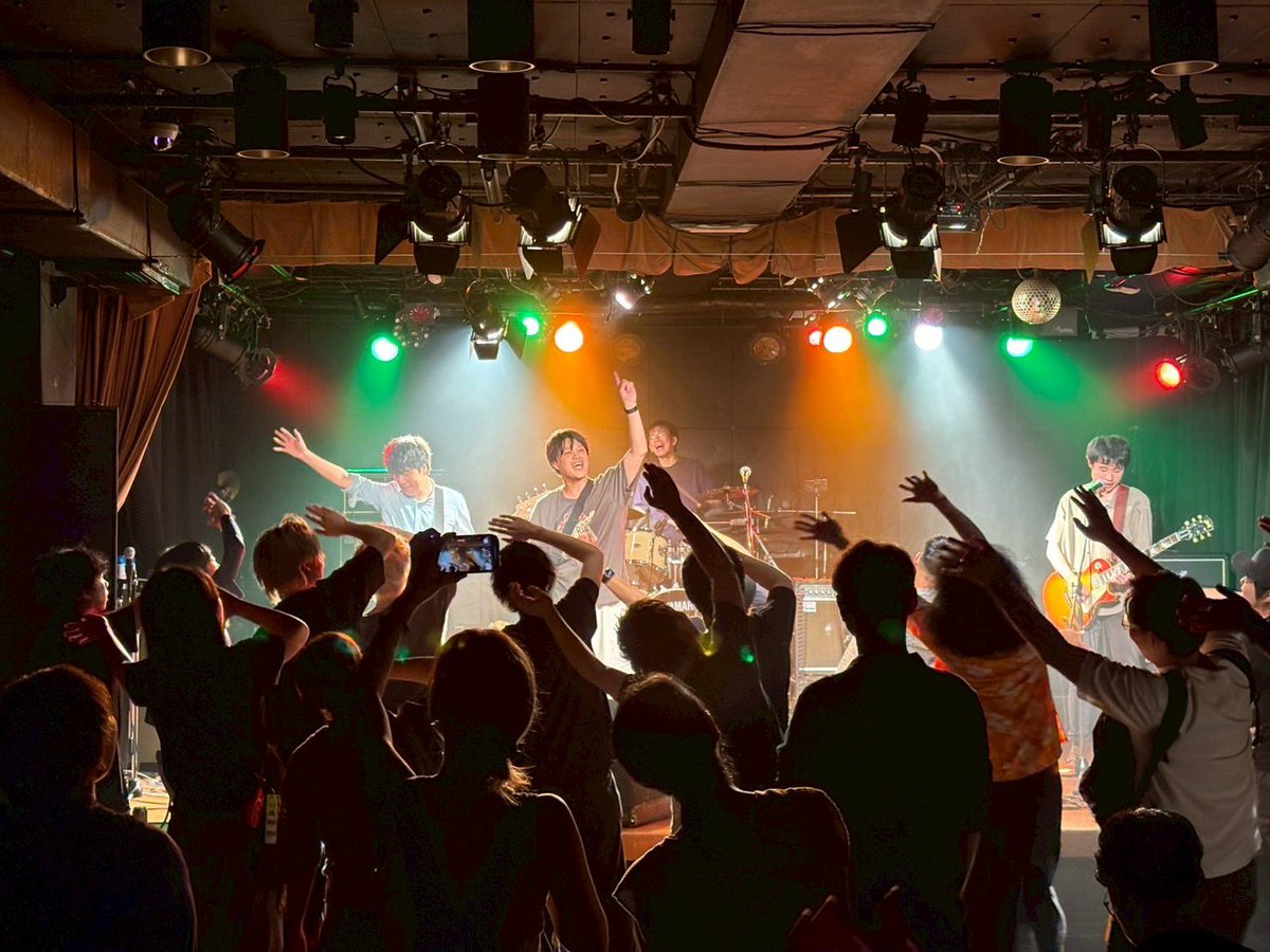 AllinMusic1's tweet photo. 明日からまさかの3本ライブあります！

7/19 Nutty's 19:10〜
7/20 大塚Deepa 12:25〜
7/25 Heart Beat 19:20〜

トリの日もフェスの日もある、てんこ盛りの7月！さらに新グッズのユニフォームも発売開始。髪色も気合い入れて変えました。笑来られそうな日あればぜひ！
#ViBeat #ビビート #ライブ情報 https://t.co/iXYQYhq6cU