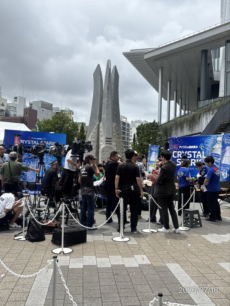 route66net's tweet photo. 東京ソラマチでアイリスオーヤマのクリスタルスパークサンプリング、13時から俳優・アーティストの宮世琉弥さん・お笑いコンビのさや香さんがゲストとして登場するPRイベントが開催されるみたいで、14時まで配布は中断とのこと🥲 https://t.co/IEy2ehgfN3