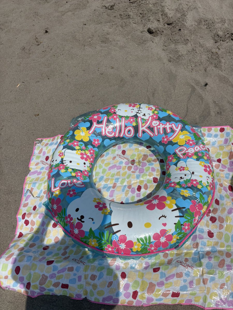 今日は、ハローキティの90cmの浮き輪と、最近購入したスイカ🍉柄の80cm
