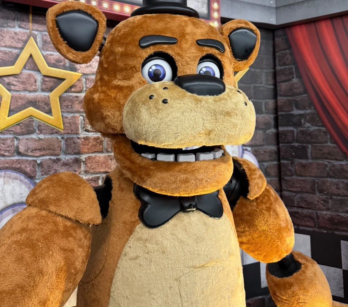 JonnyBlox's tweet photo. Up close look at the Freddy Fazbear Spirit Halloween animatronic, retailing for $500!

The character is over 6 feet tall and wide, and weighs 80 pounds 🐻

(Via: rada_taher8)
#fnaf #fivenightsatfreddys https://t.co/vVidYAdDu7