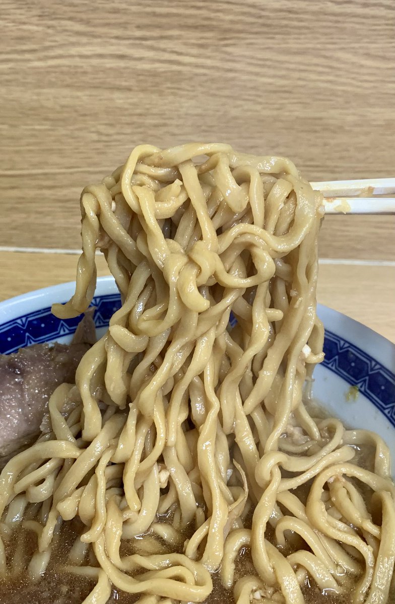sho_11260's tweet photo. ラーメン二郎　栃木街道店

土曜ファスロ

久々の微乳化だがカエシ強めで刺激的、何より豚の旨みが後半から広がって来てめっちゃ旨い。

端豚は１つと思いきや２つ目がいた！我！歓！喜！

底の方にある麺はカエシをよく吸っていてヒバジを思い出した。

店主様いつもありがとうございます🙇‍♂️ https://t.co/6yTB9Fv8Xm