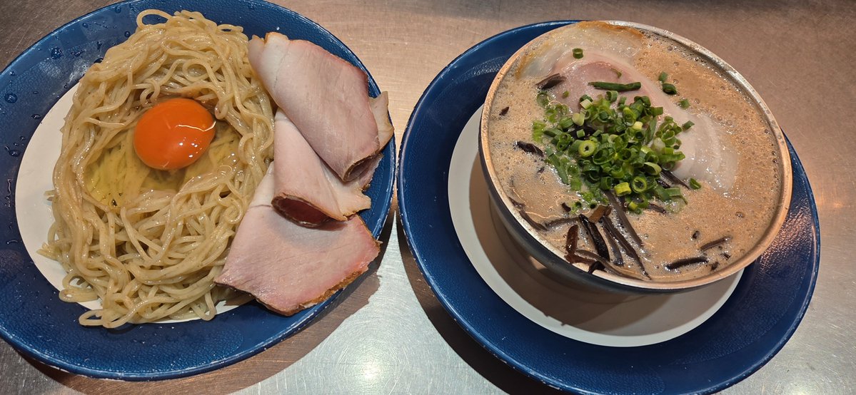 kokoroe's tweet photo. ラーメン箕輪家 中野本店で、熟成豚骨つけ麺
ラーメンでもいけそうな豚骨スープがほぼそのままつけ麺になってて、美味しい
中細の麺に少しタレが絡んでいたり泡増ししたおかげもあってか、麺との絡みも良く美味しくいただけた
増した燻製叉焼はじめ具も美味しい
個人的には生卵は無くてもよかったかも https://t.co/8xqGJMrgFI